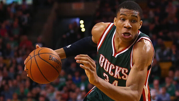 足球巴萨后防大将伤缺四周，主帅表情凝重（巴萨后防核心伤停四周，主帅神情严峻）