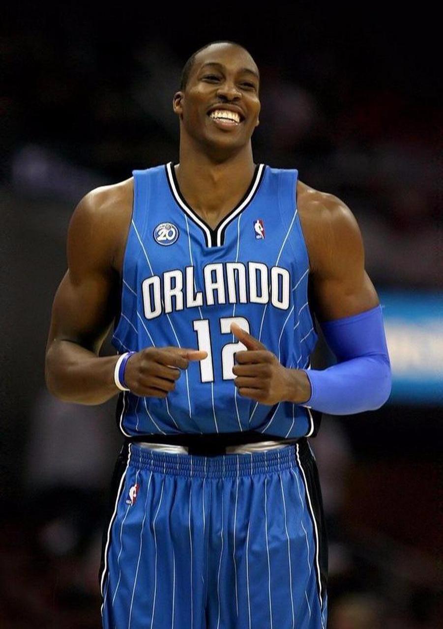 詹姆斯关键时刻爆发，最后4分钟连得10分（詹姆斯在关键时刻接管比赛，末段4分钟连砍10分）