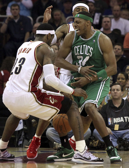 环足奖2025年最佳前锋投票：亚马尔第一，姆巴佩、登贝莱二三（2025年环足奖最佳前锋投票结果：亚马尔居首，姆巴佩、登贝莱分列二三）