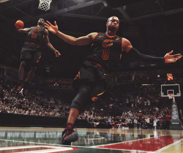 王刚随北京国安六年后终夺足协杯冠军，球迷泪洒现场（六年磨一剑，王刚随国安圆足协杯冠军梦，球迷现场落泪）