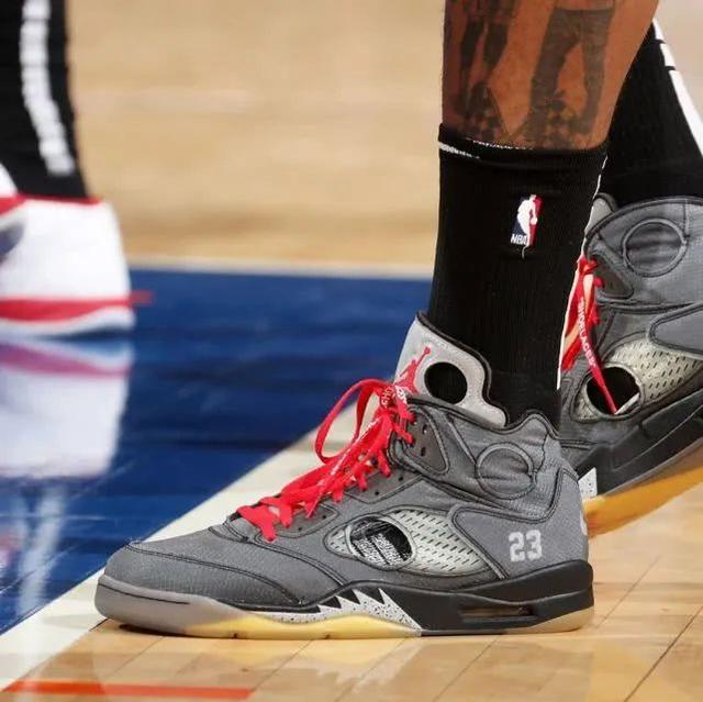 世体：皇马过度依赖库尔图瓦和姆巴佩，其余球员表现平平（世体：皇马对库尔图瓦和姆巴佩依赖过深，其余球员缺少亮点）