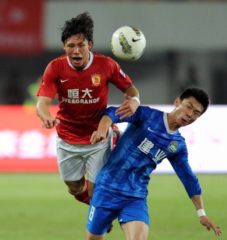 赛场上的意外冲突：三球突破遭遇不公（赛场突发争执：三球突破遭不公平对待）