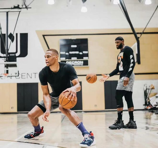 半场：海登海姆1-0法兰克福，阿尔杨-伊布助攻齐夫齐瓦泽破门（半场战报：海登海姆暂1-0领先法兰克福，阿尔杨-伊布助攻齐夫齐瓦泽建功）