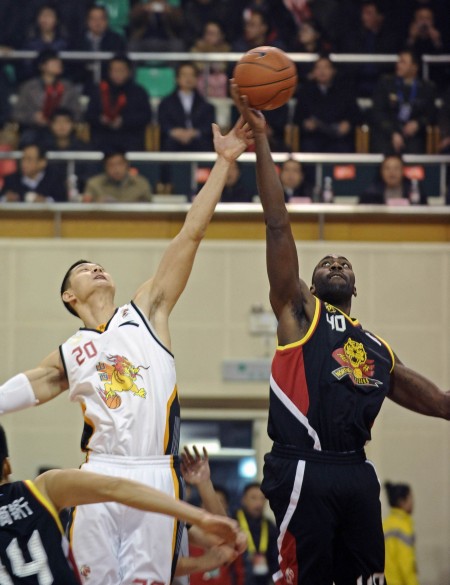 里夫斯本赛季有3次单场15+罚球，追平SGA并列联盟第二多（里夫斯本季三度单场15+罚球，与SGA并列联盟第二多）