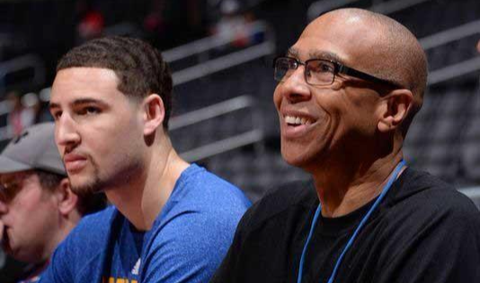 欧冠战报：格鲁克双响，阿贾克斯4-2逆转卡拉巴克收获首胜（欧冠快讯：格鲁克梅开二度 阿贾克斯4-2逆转卡拉巴克迎来首胜）