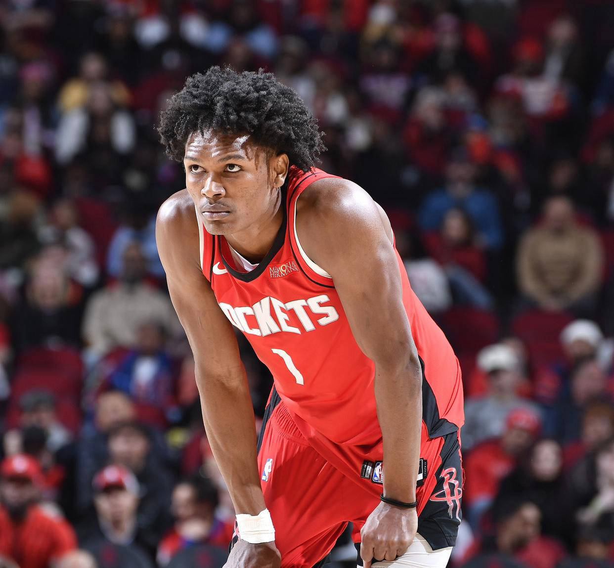 四川三大球联赛球员何俊杰场上掌掴对手，被四川足协禁赛3年（四川三大球联赛冲突：何俊杰赛中掌掴对手，遭四川足协禁赛三年）