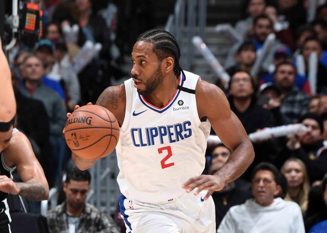 玉昆外援奥斯卡在老家开车遭遇起火，车内人员都及时逃生（玉昆外援奥斯卡老家驾车时车辆起火，车上人员均及时脱险）