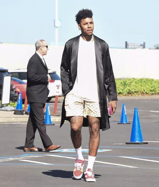 斯帕莱蒂：弗拉霍维奇会缺阵两三个月；我们要赢而且踢得漂亮（斯帕莱蒂：弗拉霍维奇将伤缺2-3个月，球队既要赢球也要踢得好看）