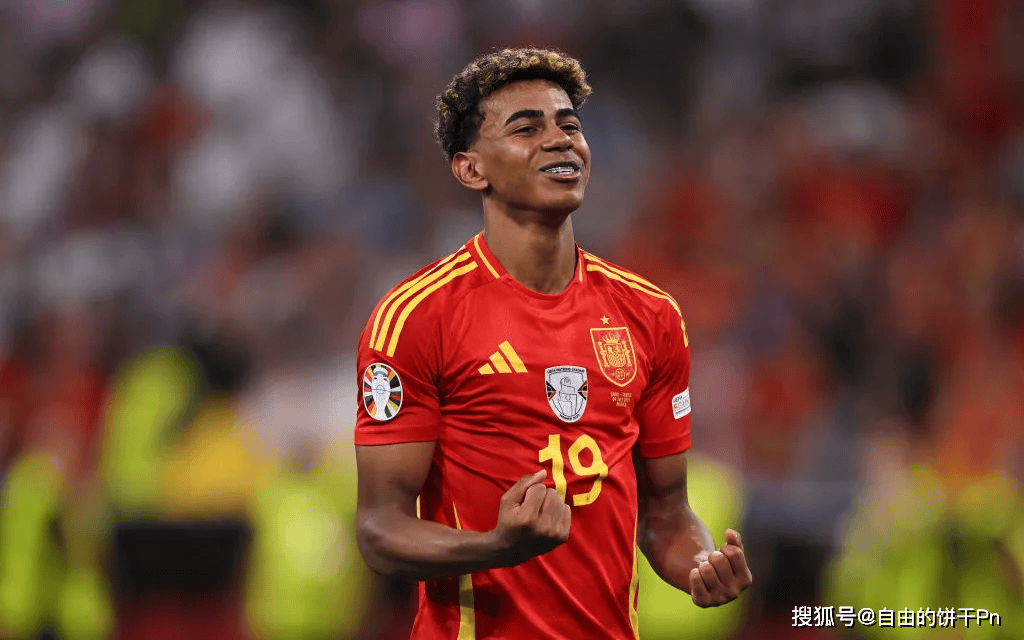 海港举办赛季总结会，王燊超乘直升机带冠军奖杯入场（海港举行赛季总结会，王燊超乘直升机捧杯亮相）