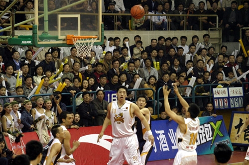 中韩二番战！媒体人：调整心态和限制李贤重是中国男篮的取胜之匙（中韩再战！媒体人：稳住心态、严防李贤重是中国男篮制胜关键）