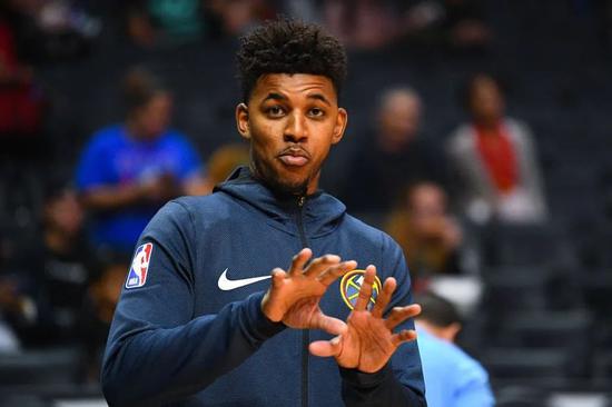 NBA常规赛战报：湖人客场险胜太阳（NBA常规赛快讯：湖人客场险擒太阳）