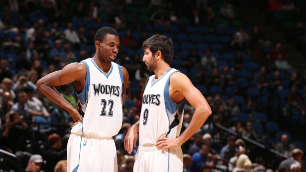 球员摊手表达不满（球员摊手示意不满）