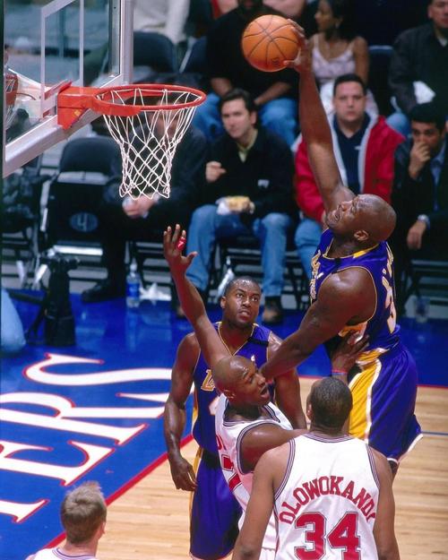 雷霆以132比111大胜独行侠，亚历山大高效砍下33分，延续14连胜。（雷霆132-111轻取独行侠，亚历山大高效轰下33分，豪取14连胜）