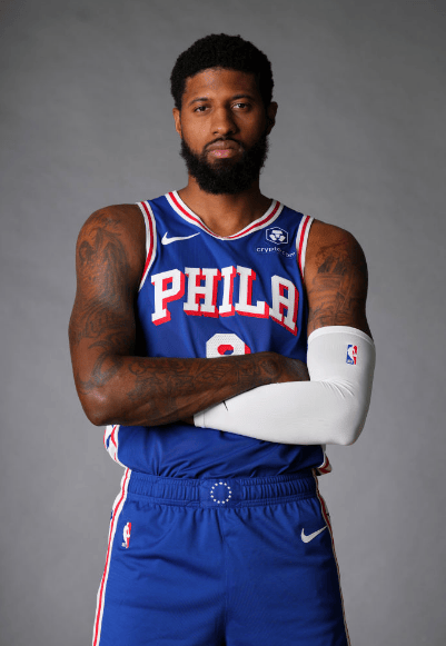 外线手感火热！麦克布莱德替补命中7记三分砍下22分3篮板（替补发威！麦克布莱德外线7记三分轰下22分3篮板）