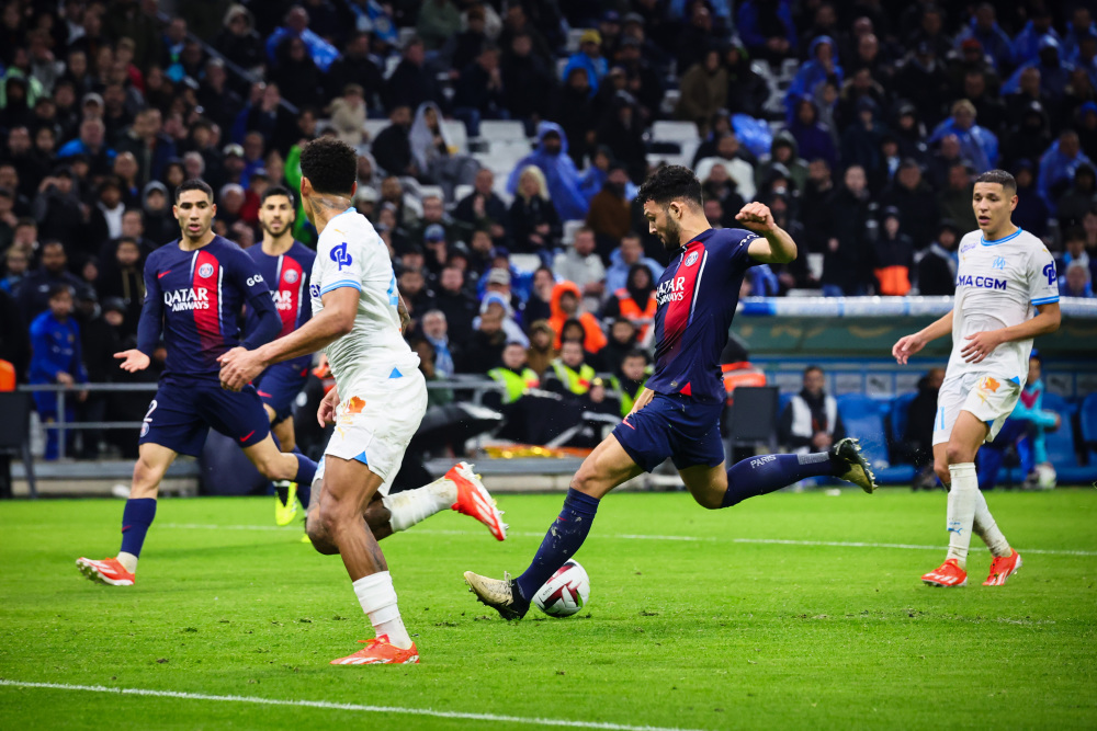 扎戈：托蒂睡觉打呼噜还说梦话；吐西蒙尼口水是因他故意挑衅（扎戈：托蒂睡觉会打鼾也会说梦话；向西蒙尼吐口水因其刻意挑衅）